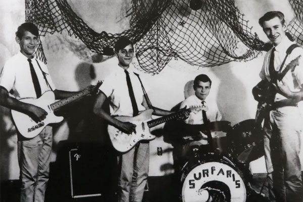 The Surfaris (Bob Berryhill, Pat Connolly, Jim Fuller*, Ron Wilson*)
